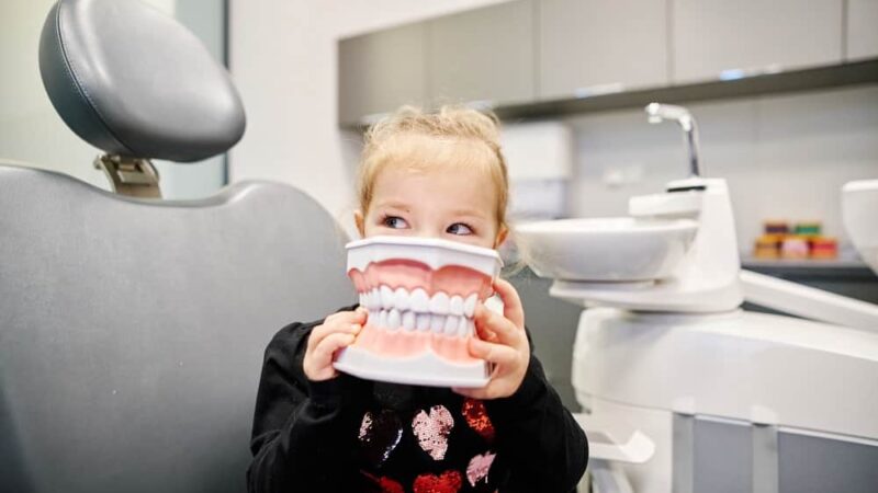 Dentyści z Warszawy pomogą rodzicom przygotować dzieci do pierwszej wizyty. Żeby nie było stresu i płaczu.