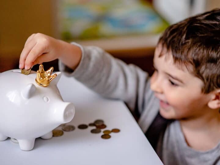 Konto i karta płatnicza dla dziecka – jak nauczyć dziecko inwestowania i wartości pieniądza?