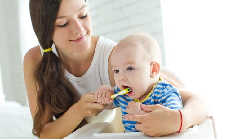 Mycie zębów u dzieci i niemowląt. Jak powinno prawidłowo wyglądać?