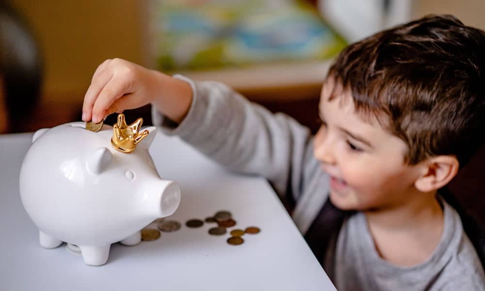 Konto i karta płatnicza dla dziecka – jak nauczyć dziecko inwestowania i wartości pieniądza?