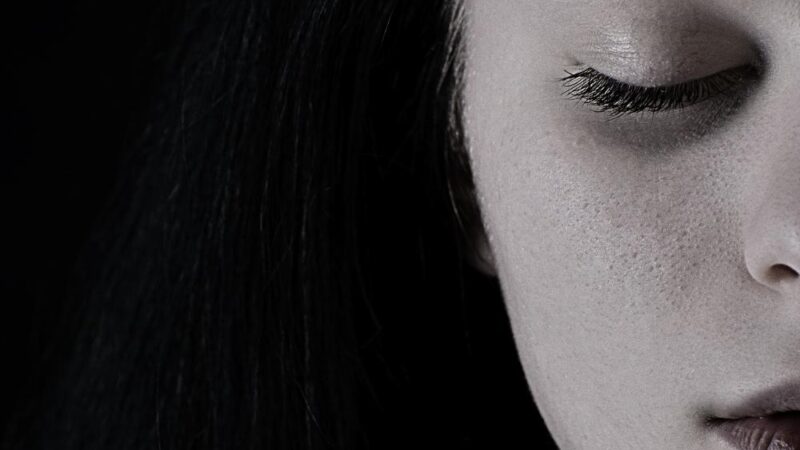 Jak pielęgnować cerę trądzikową na co dzień?