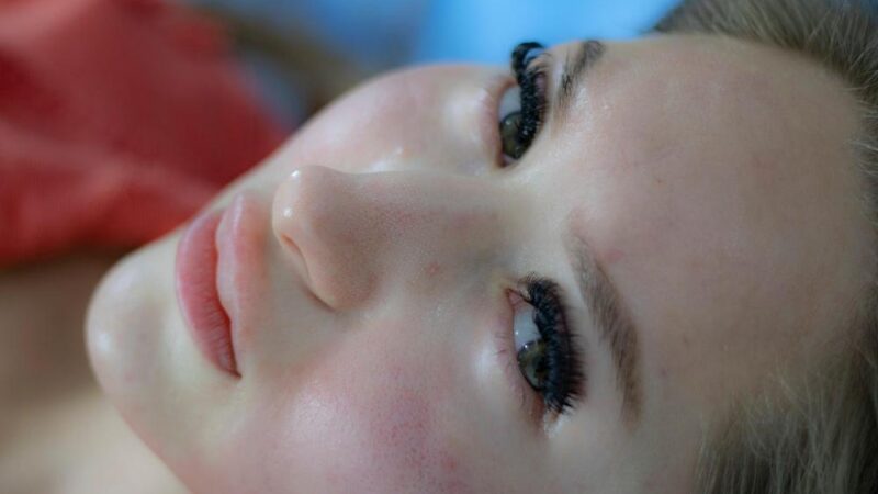 7 najczęstszych błędów w pielęgnacji cery trądzikowej – sprawdź, czy ich nie popełniasz!