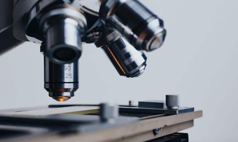 Jak nowe technologie rewolucjonizują leczenie chorób – od sztucznej inteligencji po nanomedycynę