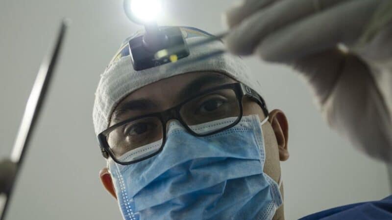 Roboty, które leczą – jak technologia zmienia oblicze współczesnej medycyny